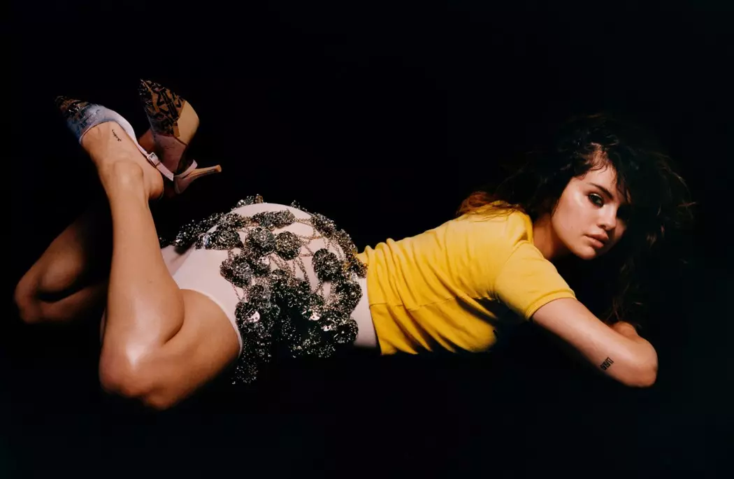 Selena Gomez, şaşkın bir fotoğraf oturumunda şaşkınlık için bir figürü gösterdi. 100720_1