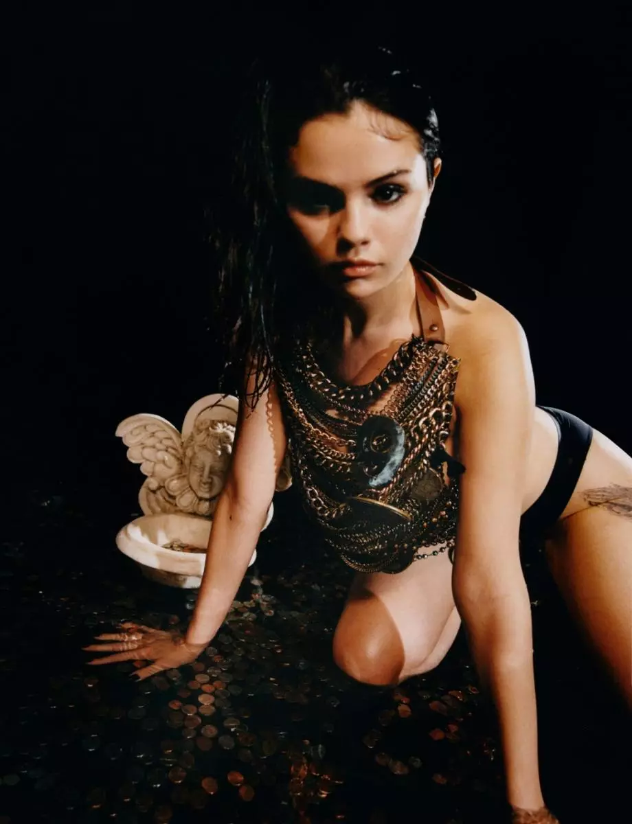 Selena Gomez prokázal postavu v provokativní fotografii pro omámenou 100720_3