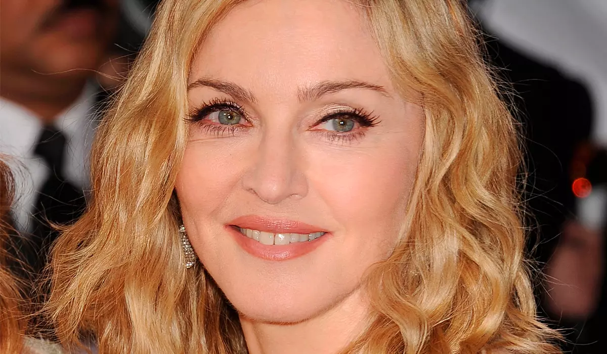 Madonna dipinta con una cicatrice "bellissima" dopo l'intervento chirurgico in una lingerie