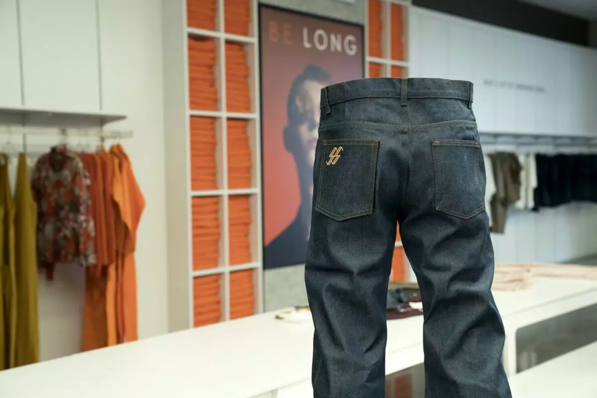 Qatil jeans komediyaçı dəhşət qoşqusu slaxxda ov edir