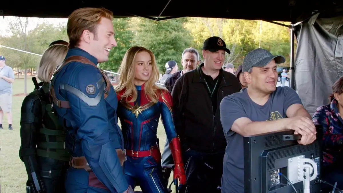 Video: Brie Larson se familiariza con "Avengers" personalizados