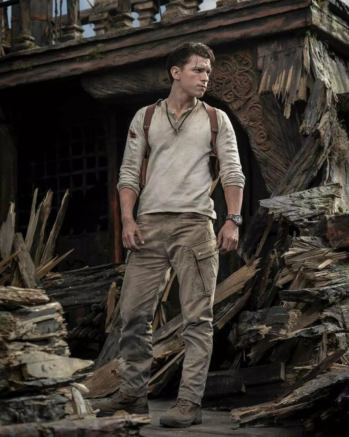 Uncharted: Tom Holland dina gambar neuteup dina pigura pilem munggaran 101734_2