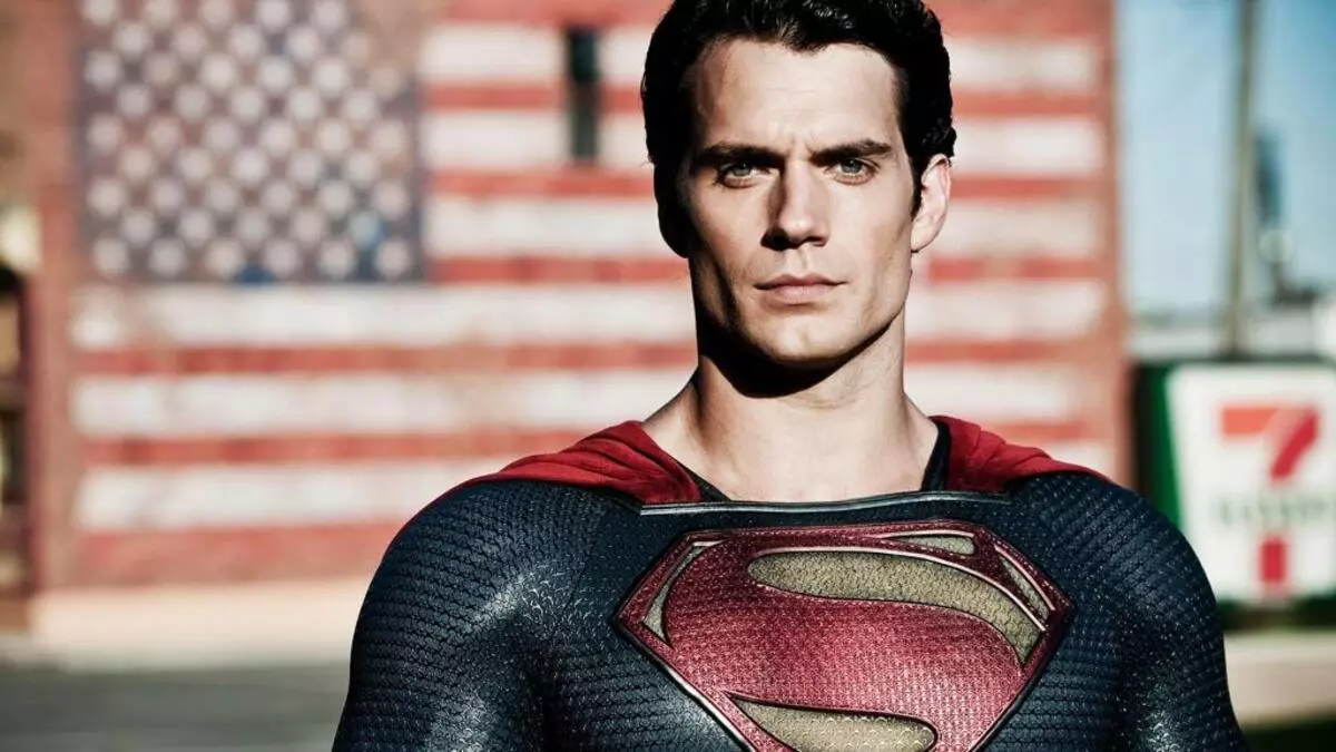 Insider: Henry Kavill va juca Superman în trei filme DC