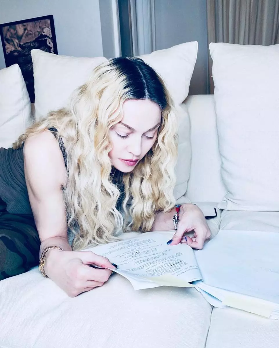 Рәсми рәвештә: Мадонна универсаль студия өчен үзең турында фильмны бетерәчәк 102106_1