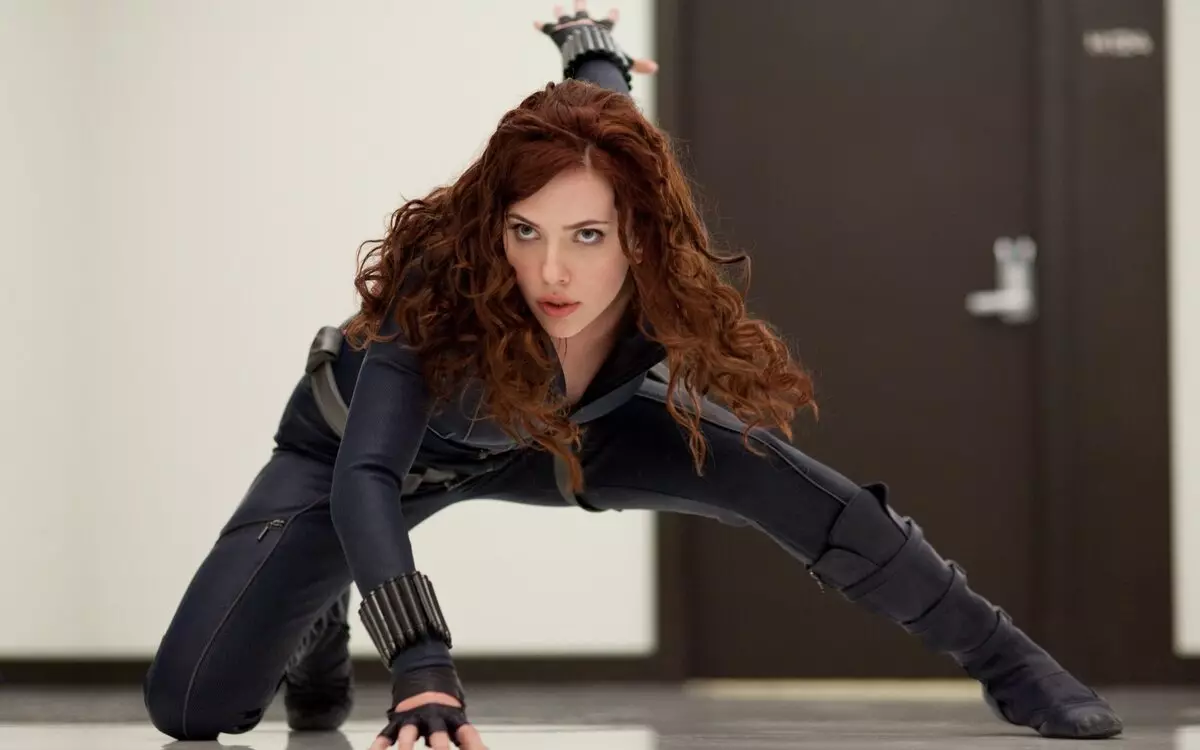 Foto: 23-zan Scarlett Johansson nan yon kostim vèv nwa pou tal filme tès nan Iron Man 2