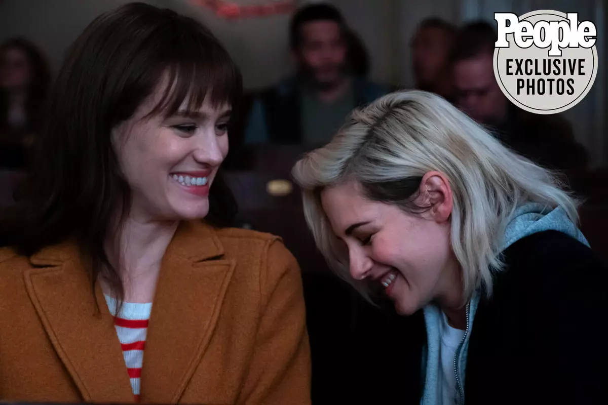 Kristen Stewart na Mackenzie Davis bagaragaza abashakanye mu rukundo mumakadiri yambere ya LGBT Roman "Igihe kinini"