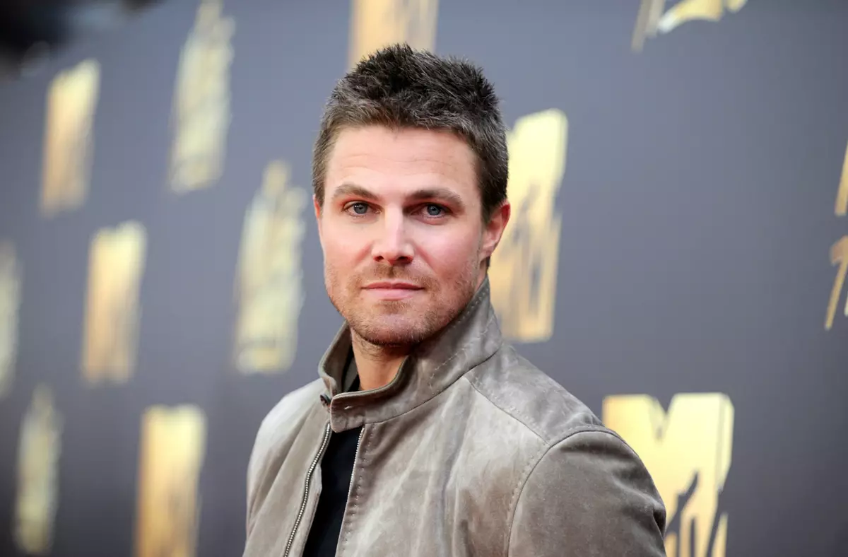 Bintang "anak panah" Stephen Amell memberitahu tentang ujian koronavirus positif