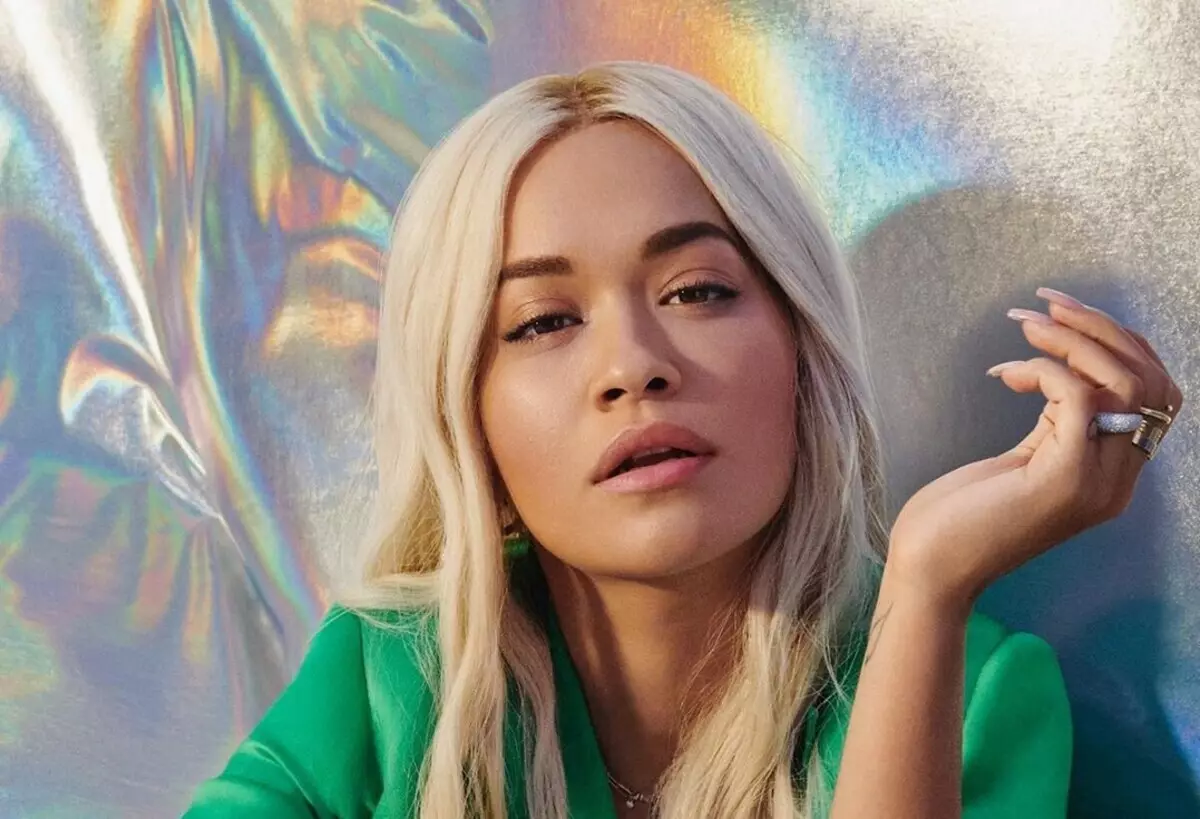 Rita Ora a privit rezidenții satului cu drone enervante și petreceri