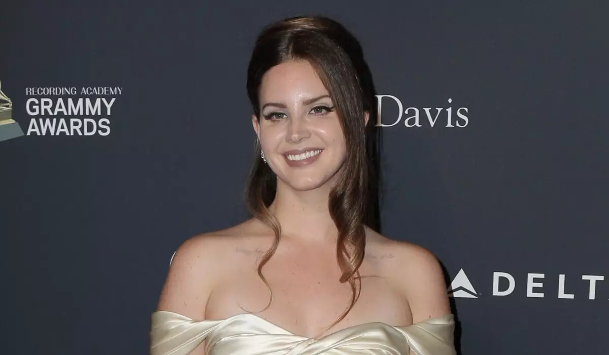 "Sang Disney Songs": Lana del Rey fertelde hoe't de âlders fan 'e bruidegom bleaun wiene