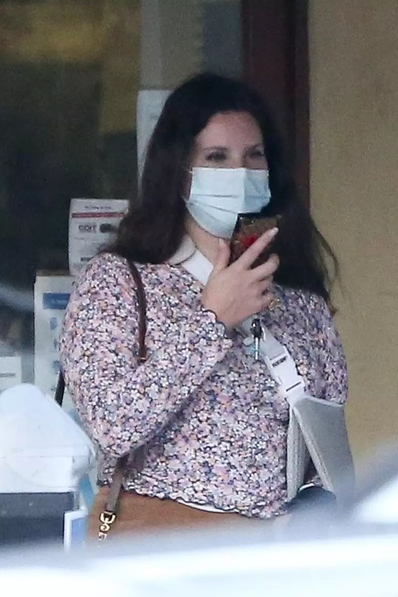 Gefolgen fan karantine? Skilled Lana Del Rey finzen nommen yn Los Angeles 105391_2