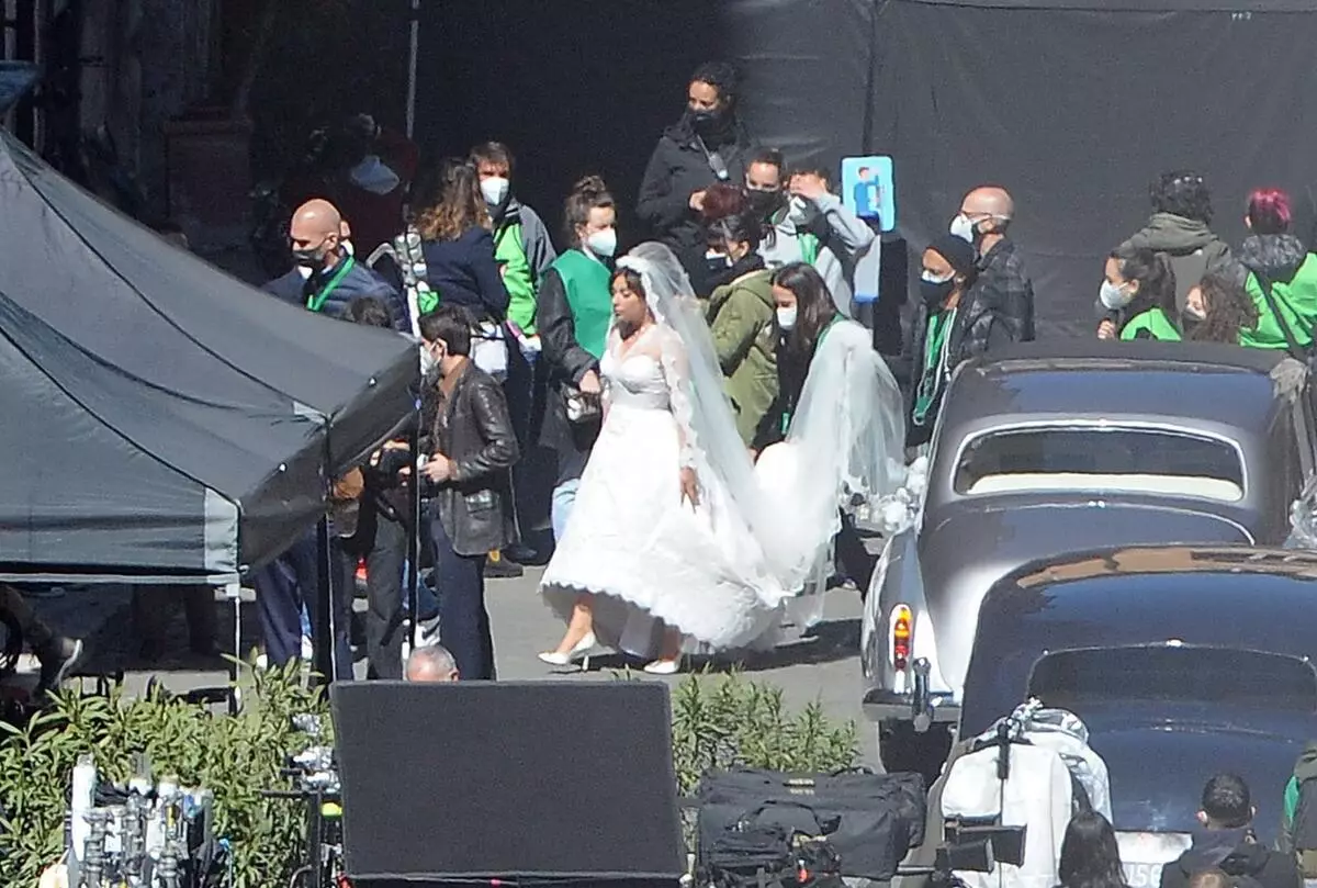 Фото: Леді Гага приміряла весільну сукню на зйомках «Гуччі» 105406_1