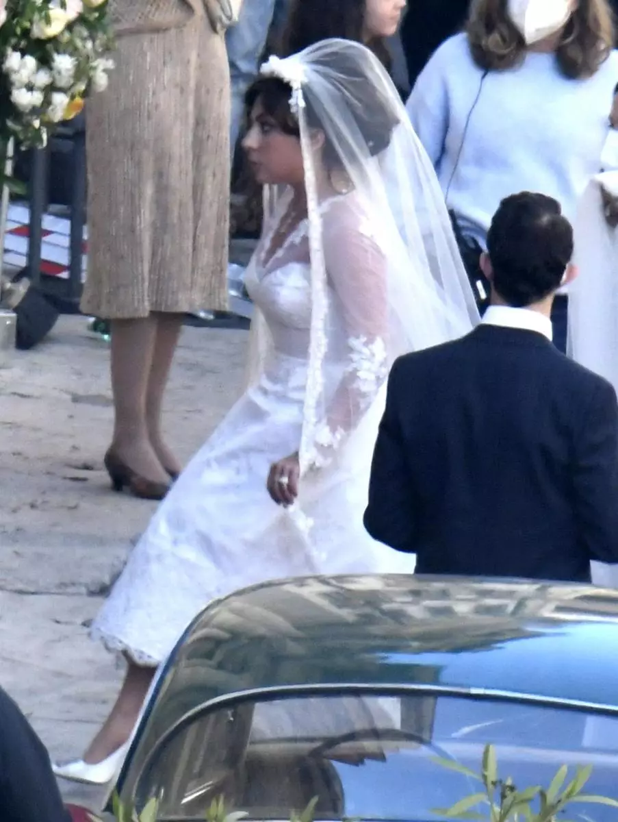 Foto: Lady Gaga probeerde op een trouwjurk op het schieten 