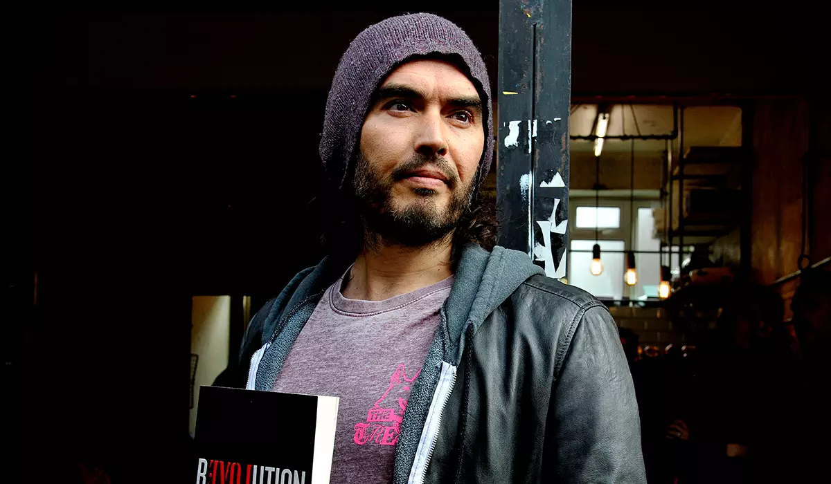 Russell Brand parolis pri malsukcesa geedzeco kun Katy Perry