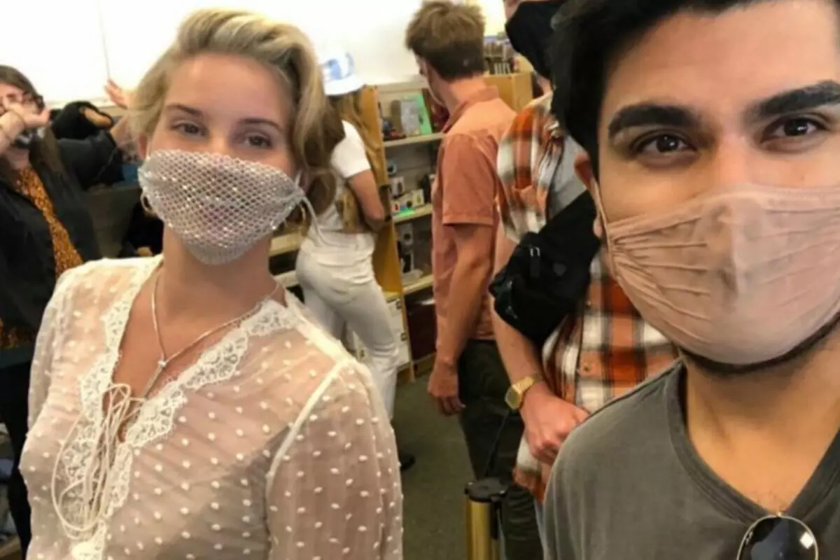 Lana Del Rey krige ûnder it fjoer fan krityk fanwege in mesh-face-masker