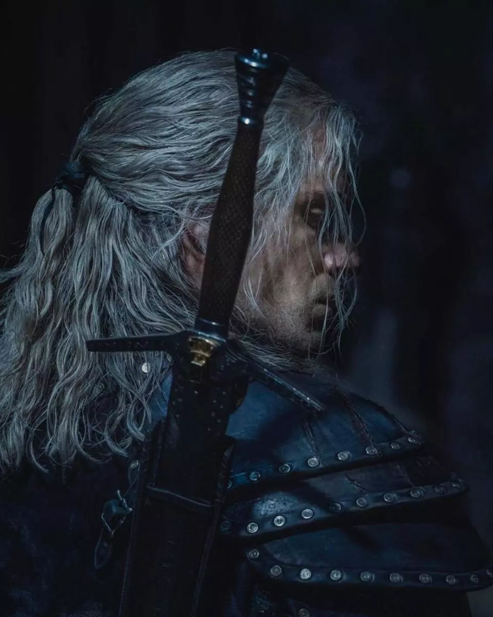 Geralt katika silaha mpya: Henry Kavill alishiriki wajumbe wa msimu wa 2 