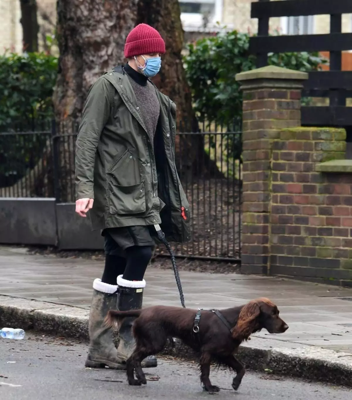 Double Protection - Tom Hiddlesteron - လန်ဒန်တွင်ခွေးတစ်ကောင်နဲ့လမ်းလျှောက်နေကြတယ် 105990_1
