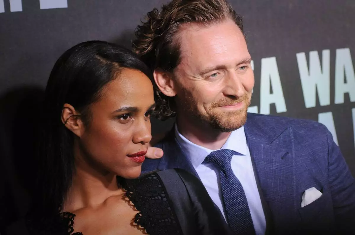 At Hiddleston tilskrives en roman med en kollega