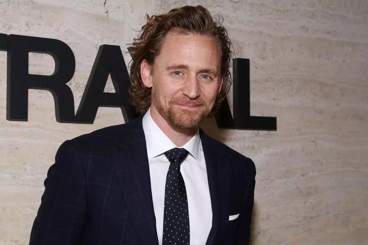 Tom Hiddleston은 관객에게 엑스터시 성능에 대한 관객을 가져 왔습니다 (Chris Prett 정격)