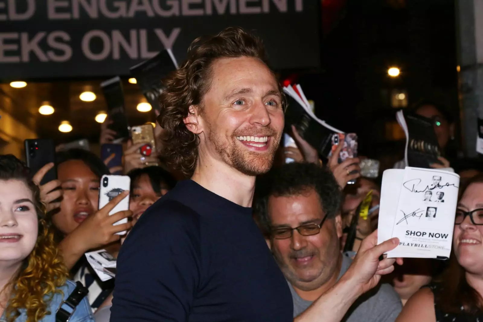 Tom Xiddleston tomoshabinlarni spektaklning hayajonli xushmuomalaligiga olib keldi (Chris Prets Red) 106007_4