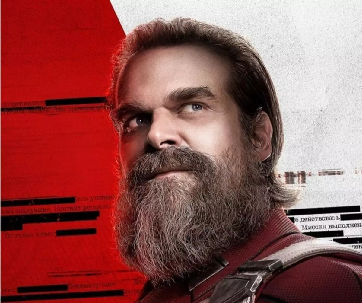 Das Netzwerk verfügt über ein neues Foto von David Harbour im Bild einer roten Wache von "Black Widow"