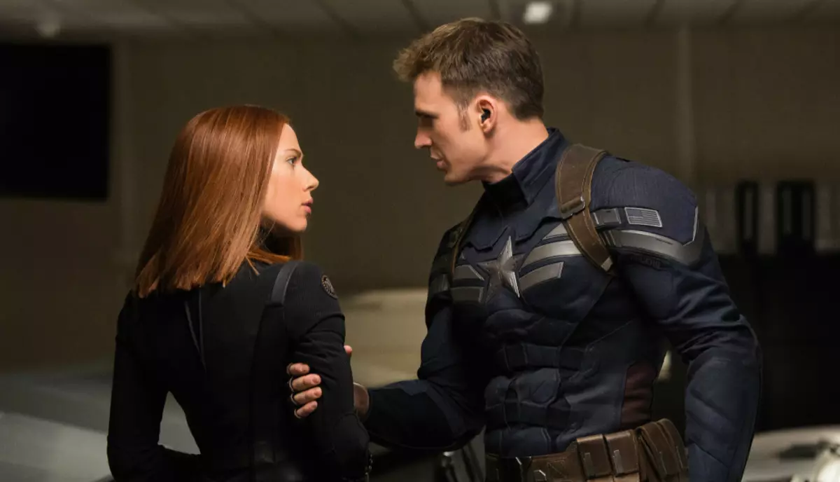 Comme une amitié Scarlett Johansson avec Chris Evans a influencé la "chimie" entre leurs héros dans la "première venge"