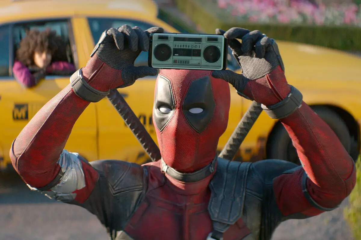 "Ac rydw i mor syml Batman": Yn y rhwydwaith roedd yna ffanposter difyr "Deadpool 3"