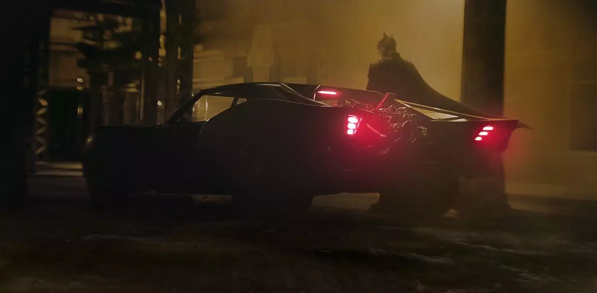 Onye isi ọchịchị "Batman" gosipụtara gbaa nke mbụ na Batmobil