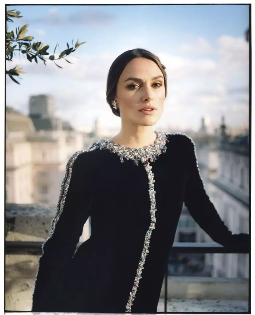 Keira Knightley dai kom zoo nkauj npog ntawm lub Kaum Ob Hlis Harper's Bazaar 106441_7