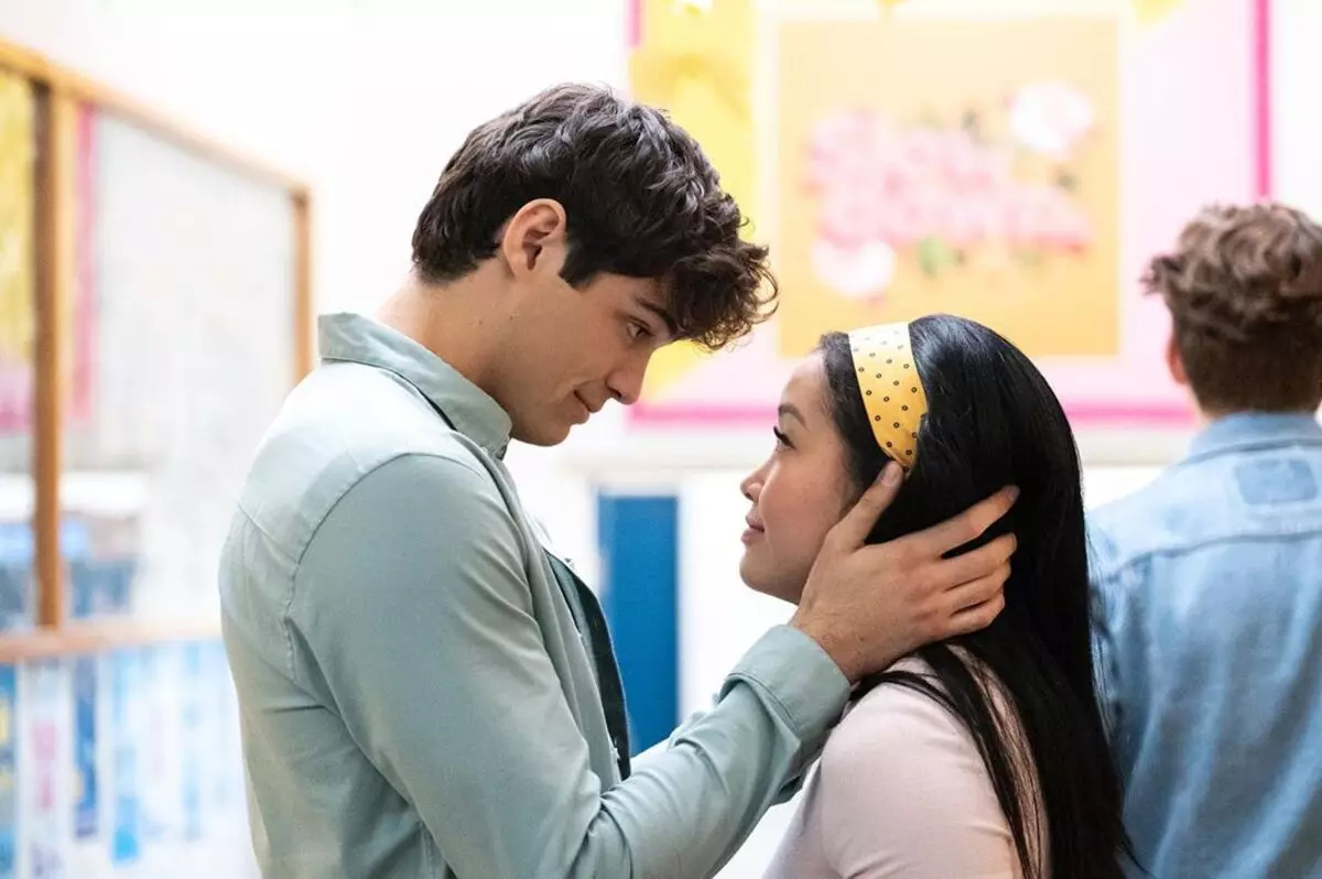 노아 Sentinao와 Lana Condor 두 번째 부분의 트레일러에있는 "모든 사람들"