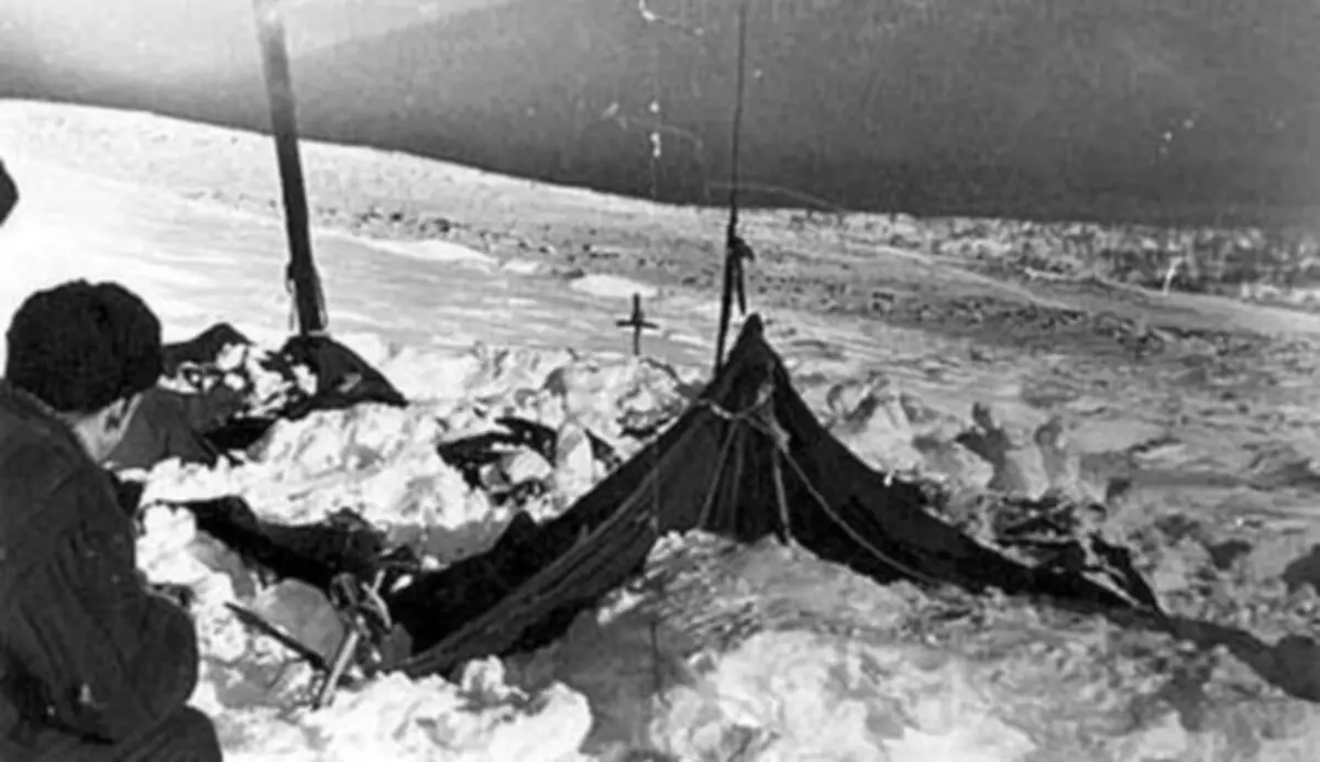 Le terrible mystère des montagnes d'Ural dans la projection du livre Alan K. Barker "Pass Dyatlova"