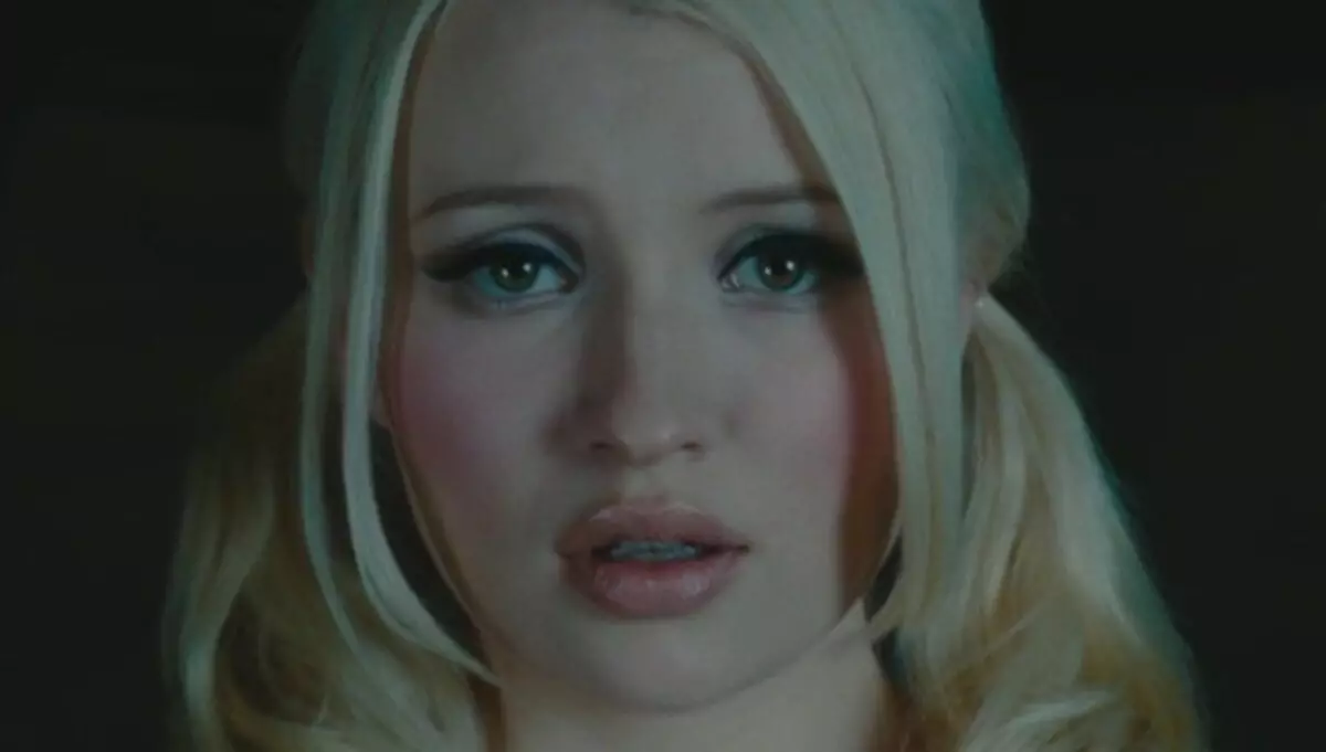 Žvaigždė "Uždraustas priėmimas" Emily Browning apie seksualines scenas