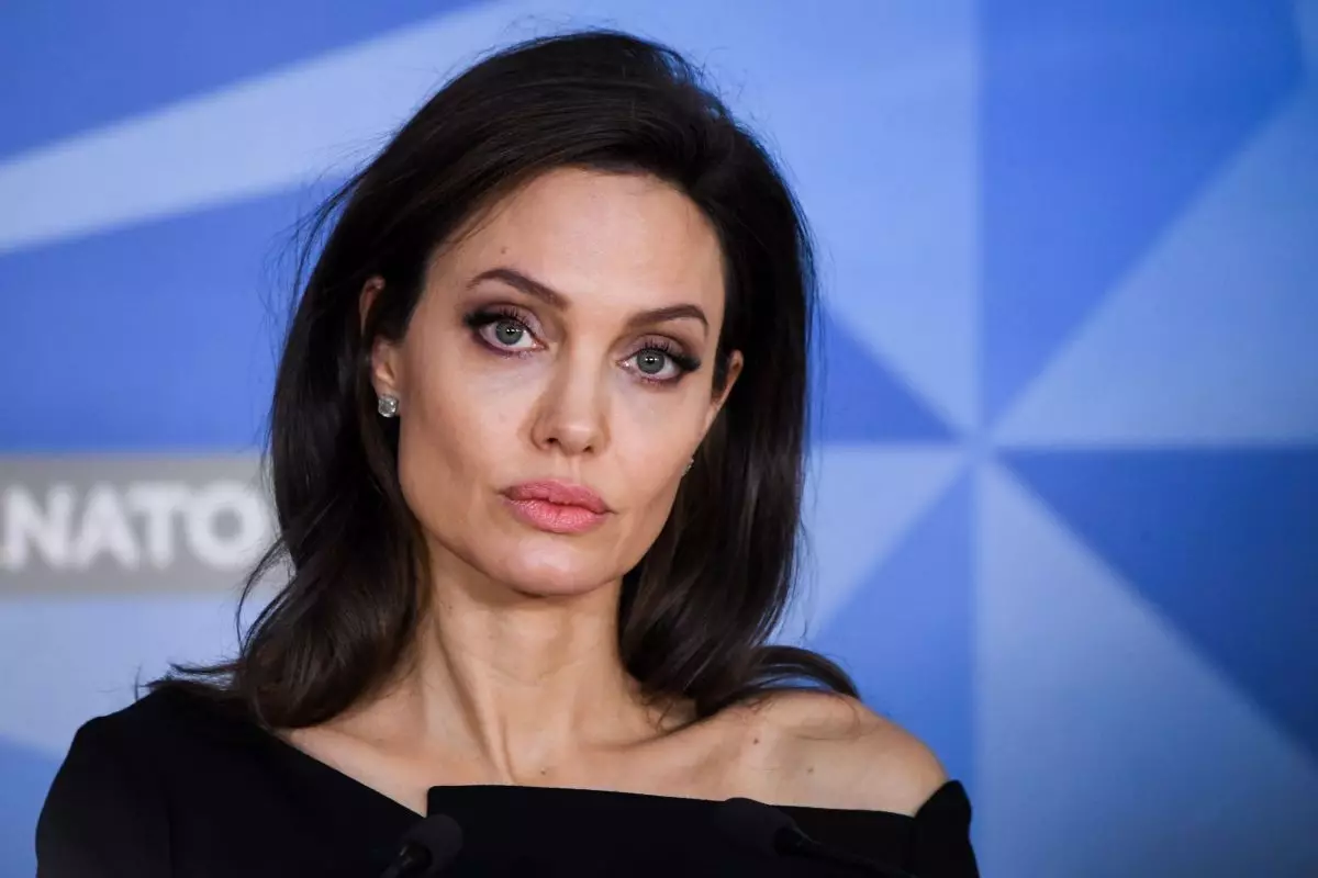 Wolemba "Mkwatibwi Frankenstein" adanenanso kuti Angelina Jolie adasiya ntchitoyo