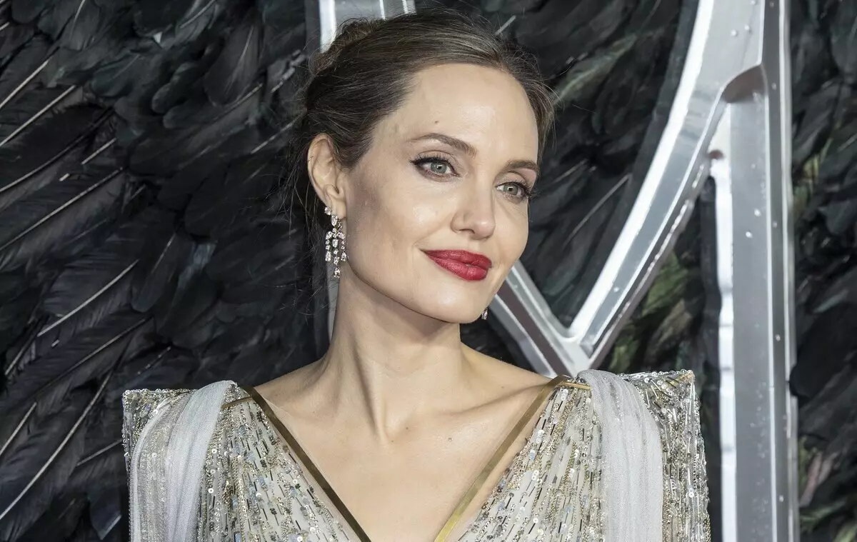 Angelina Jolie ayaa u sheegay sida ay u bartay inay tahay hooyaday: "Waligaa ha noqonin da 'xasiloon"