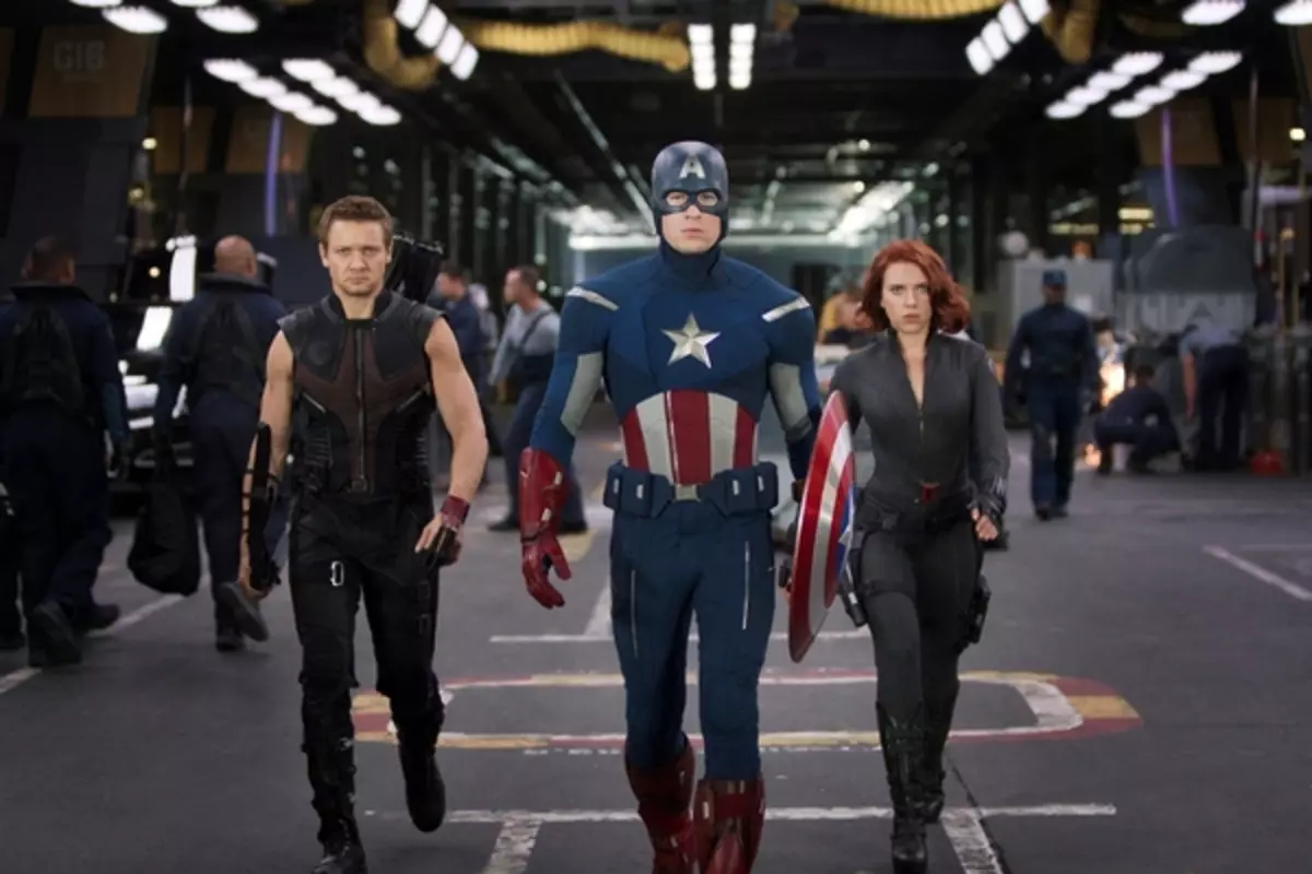 "Avengers" yn Rwsia: Pleser syml yn euog