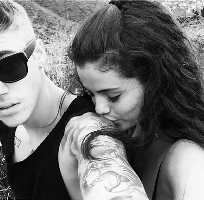 Justin Bieber သည် Selenaya Gomez ရှိသည့်ဝတ္ထုတစ်ဝ 0 င်တစ် ဦး သည် Haley Baldwin နှင့်ဆက်ဆံရေးတွင်မည်သို့တားဆီးခဲ့ကြောင်းပြောကြားခဲ့သည် 109158_2