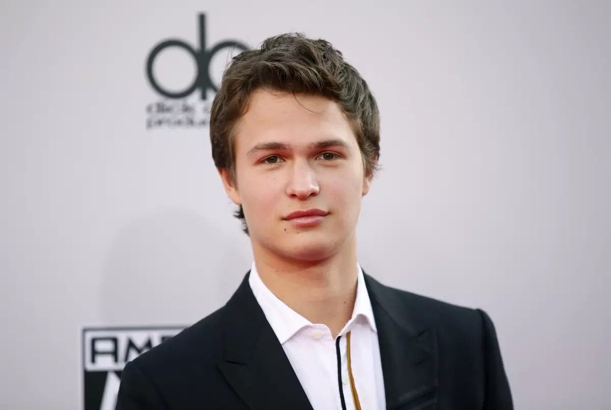 Encel Elgort plene eksponita por la batalo kontraŭ Coronavirus