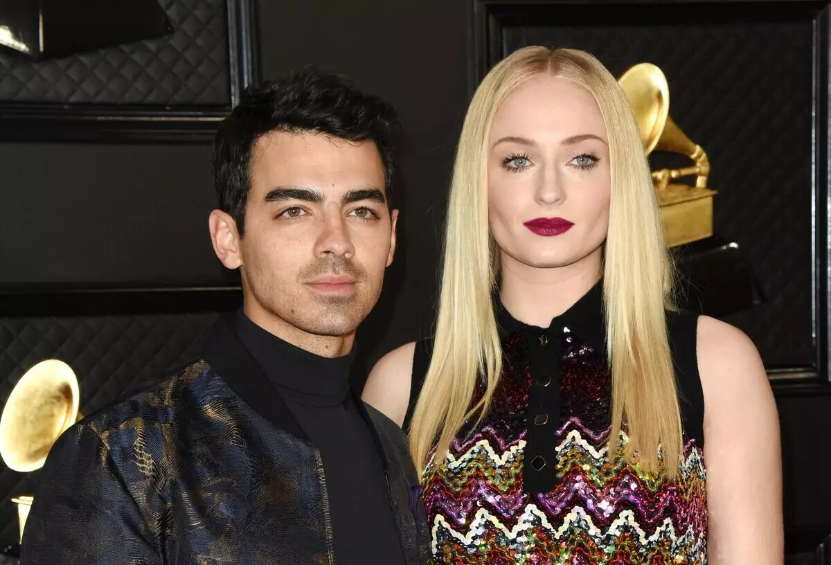 Žiniasklaida: "shone" žaidimų žvaigždė "Sophie Turner yra nėščia nuo Joe Jono