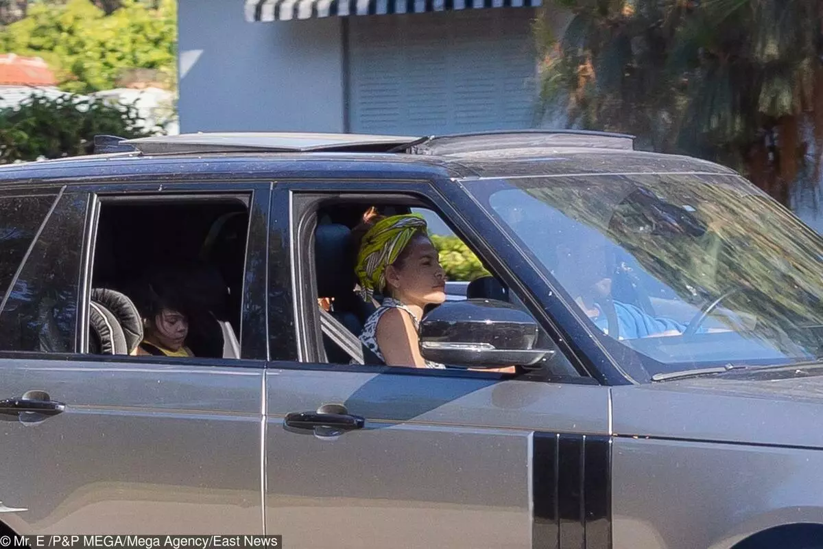 Lần đầu tiên sau một vài tháng: Eva Mendez và Ryan Gosling với con gái rơi vào ống kính của Paparazzi 110250_1