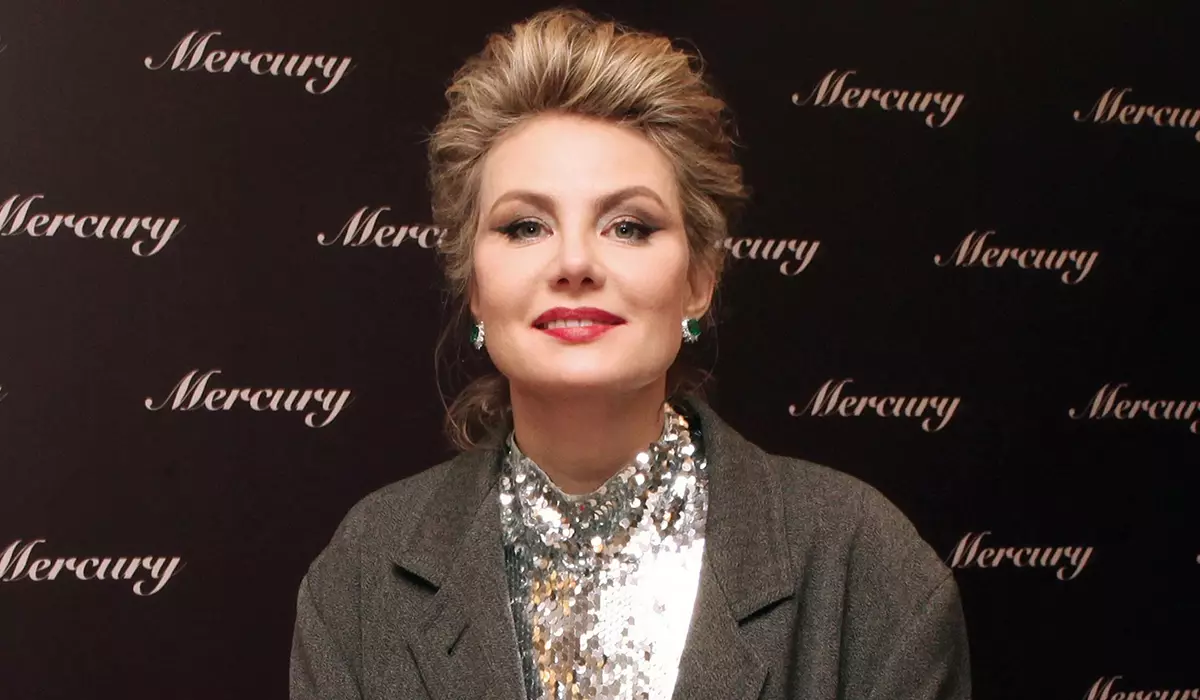 "Dressed yn Vinaigrette": Renata Litvinova lake de fans fan 'e "antivirale" jurk