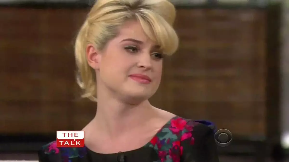 Kelly Osbourne chorou durante o programa a conversa