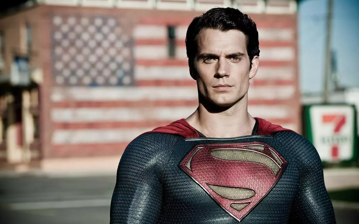 Warner Bros-ek zalantzarik du Henry Cavill-ek Superman-i buruzko film berri bat eramatea