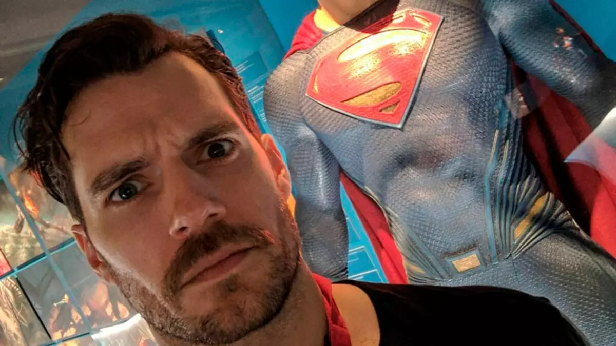 Ba mhaith le Henry Cavile a chur in ionad an "League of Justice" gan mustache