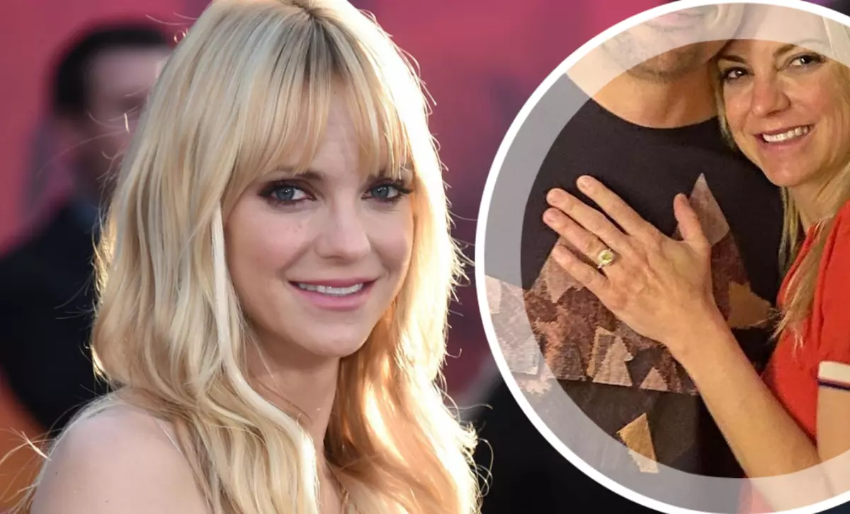 Anna Faris cho thấy chiếc nhẫn đính hôn với một viên kim cương lớn: "Cô ấy đã tham gia từ lâu"