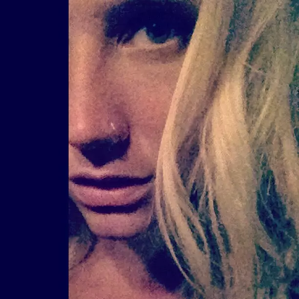 Ѕвезди на Твитер: Ke $ ha направи нова тетоважа, а Lady Gaga го поздрави Мелбурн во долна облека 114624_4
