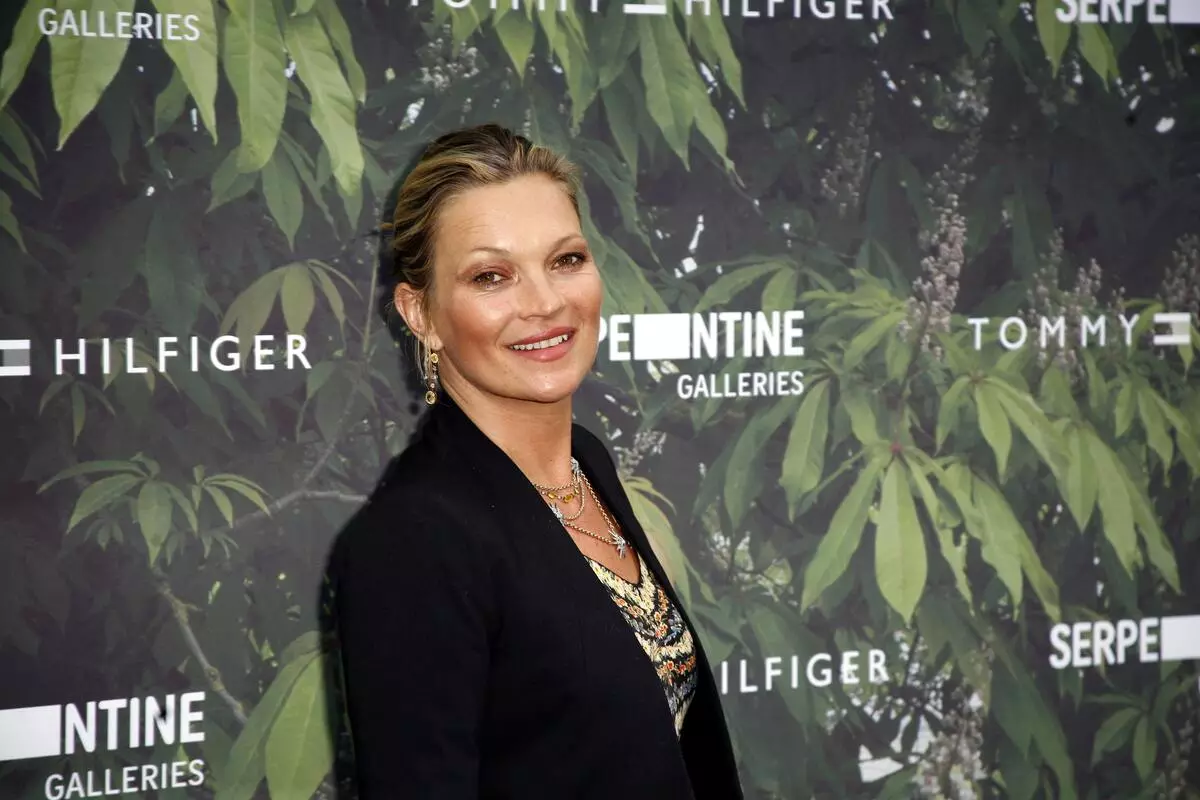 Kate Moss alijibu uvumi juu ya ushiriki na mpenzi: "Niliomba kunipa pete"