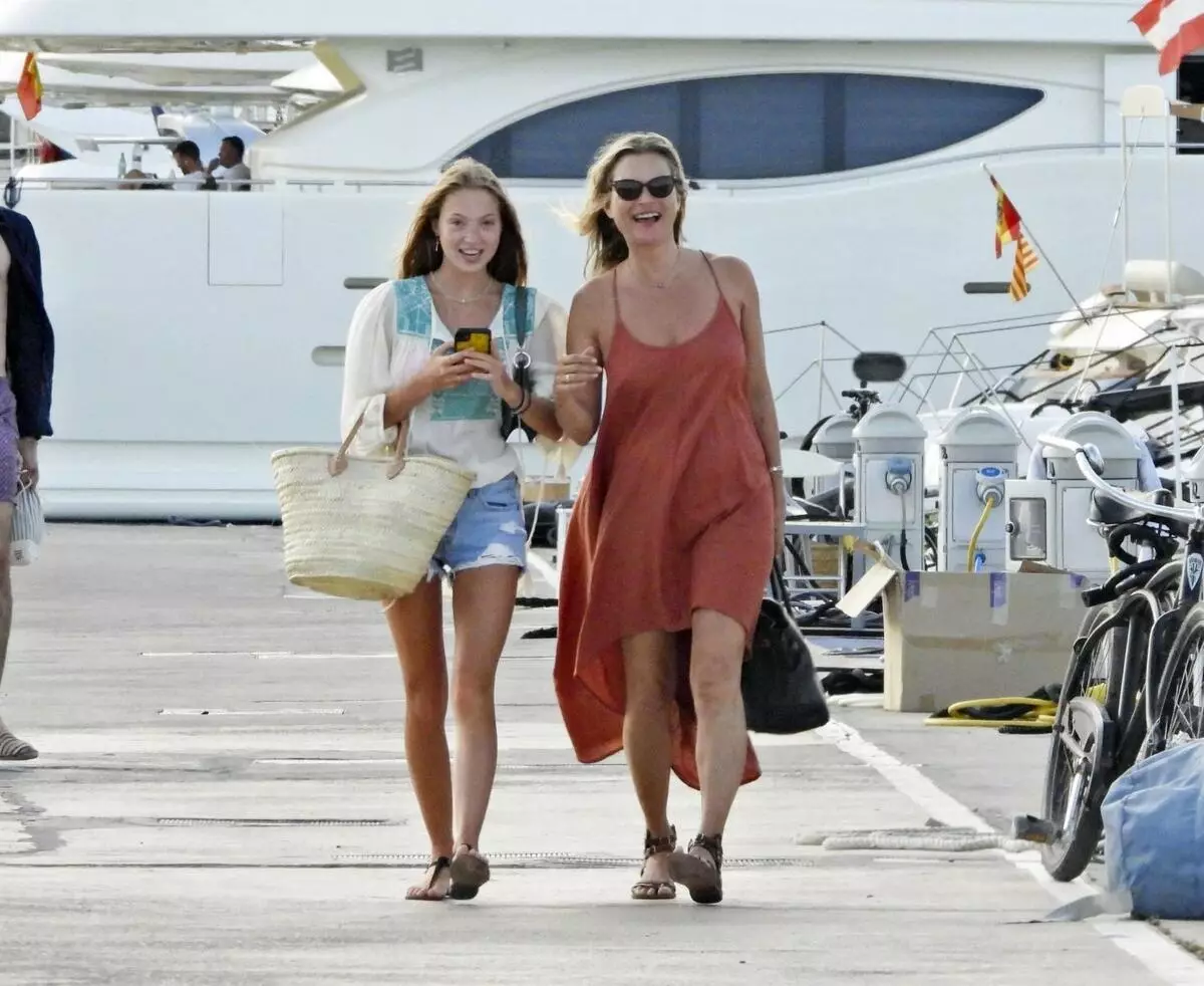 Foto: Kate Moss rêst op in jacht op Ibiza mei syn dochter en freon 116364_1