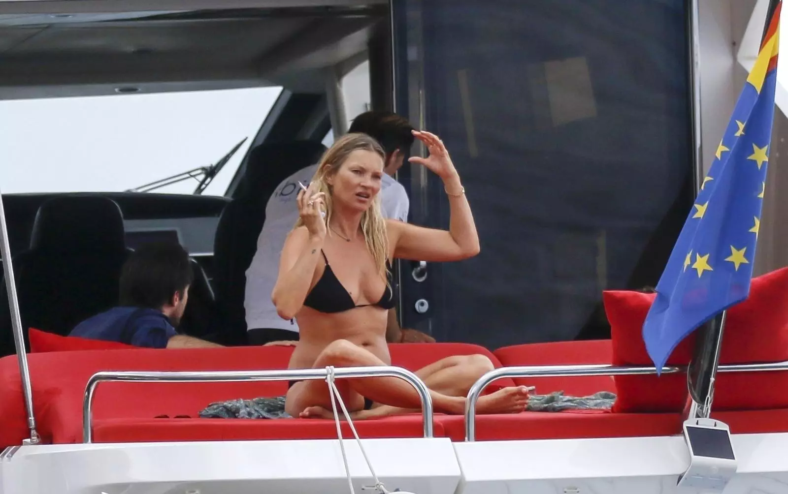 Ảnh: Kate Moss nằm trên một du thuyền trên Ibiza với con gái và bạn trai của mình 116364_4