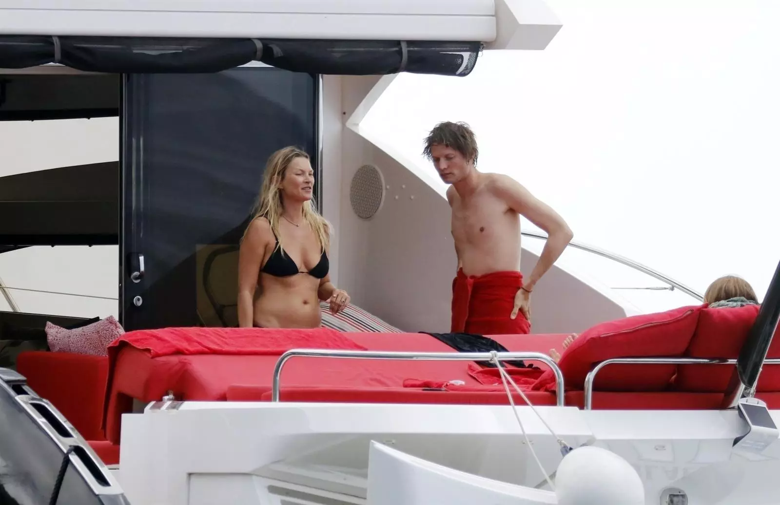 Foto: Kate Moss che riposa su un yacht su Ibiza con sua figlia e fidanzato 116364_5