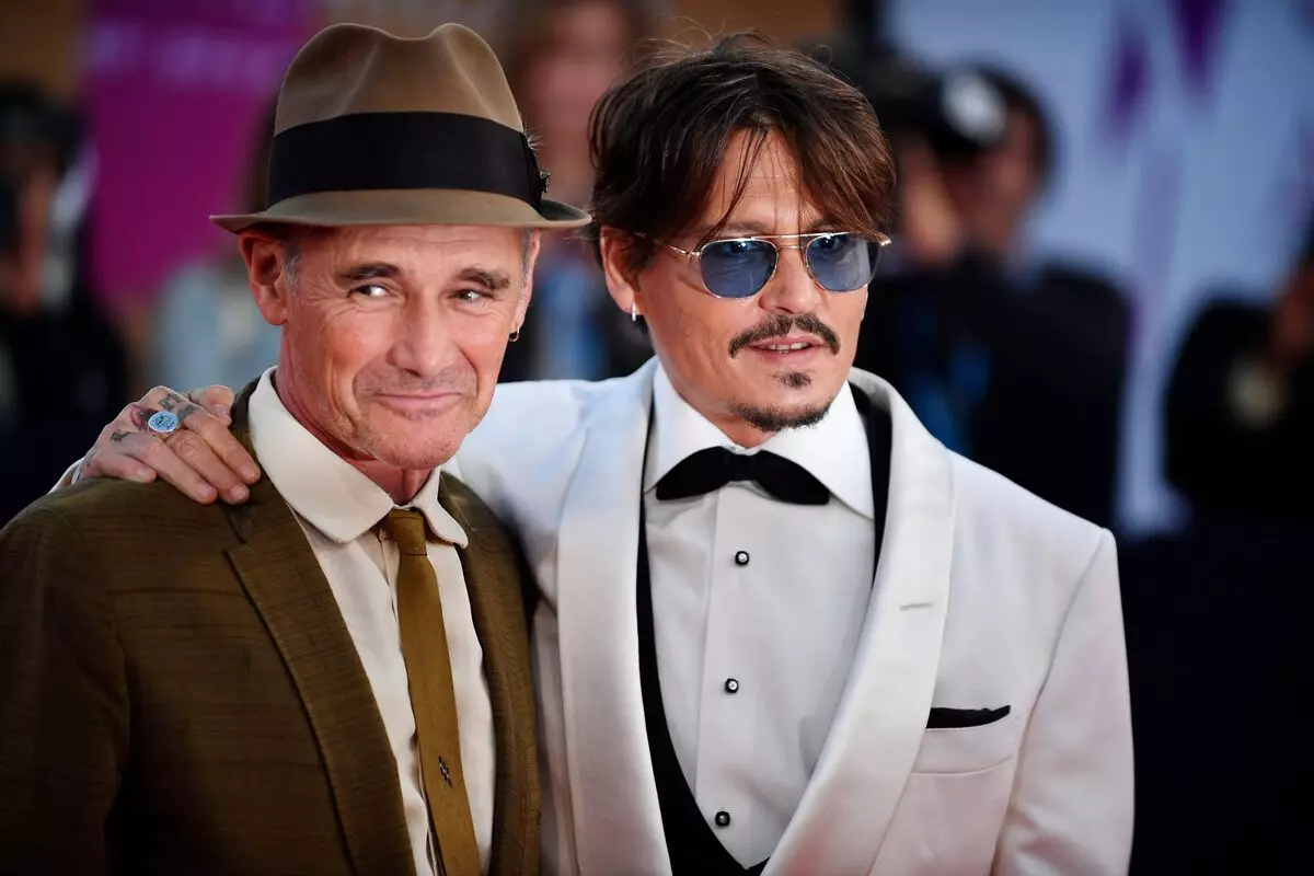 Chosain iarnród Mark an cúisí go poiblí i bhforéigean baile Johnny Depp