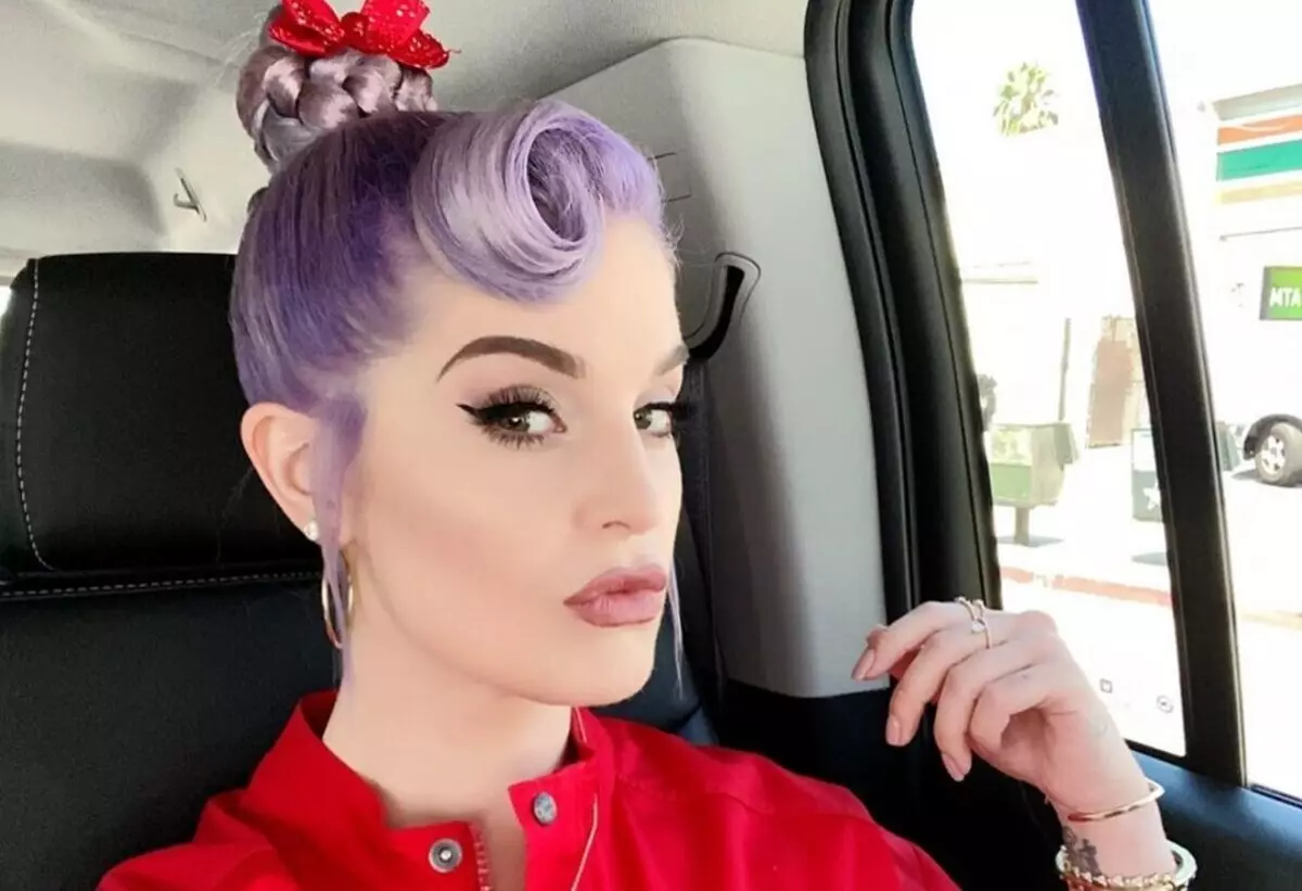 Kelly Osborne confesou que perdeu peso por 39 kg con cirurxiáns